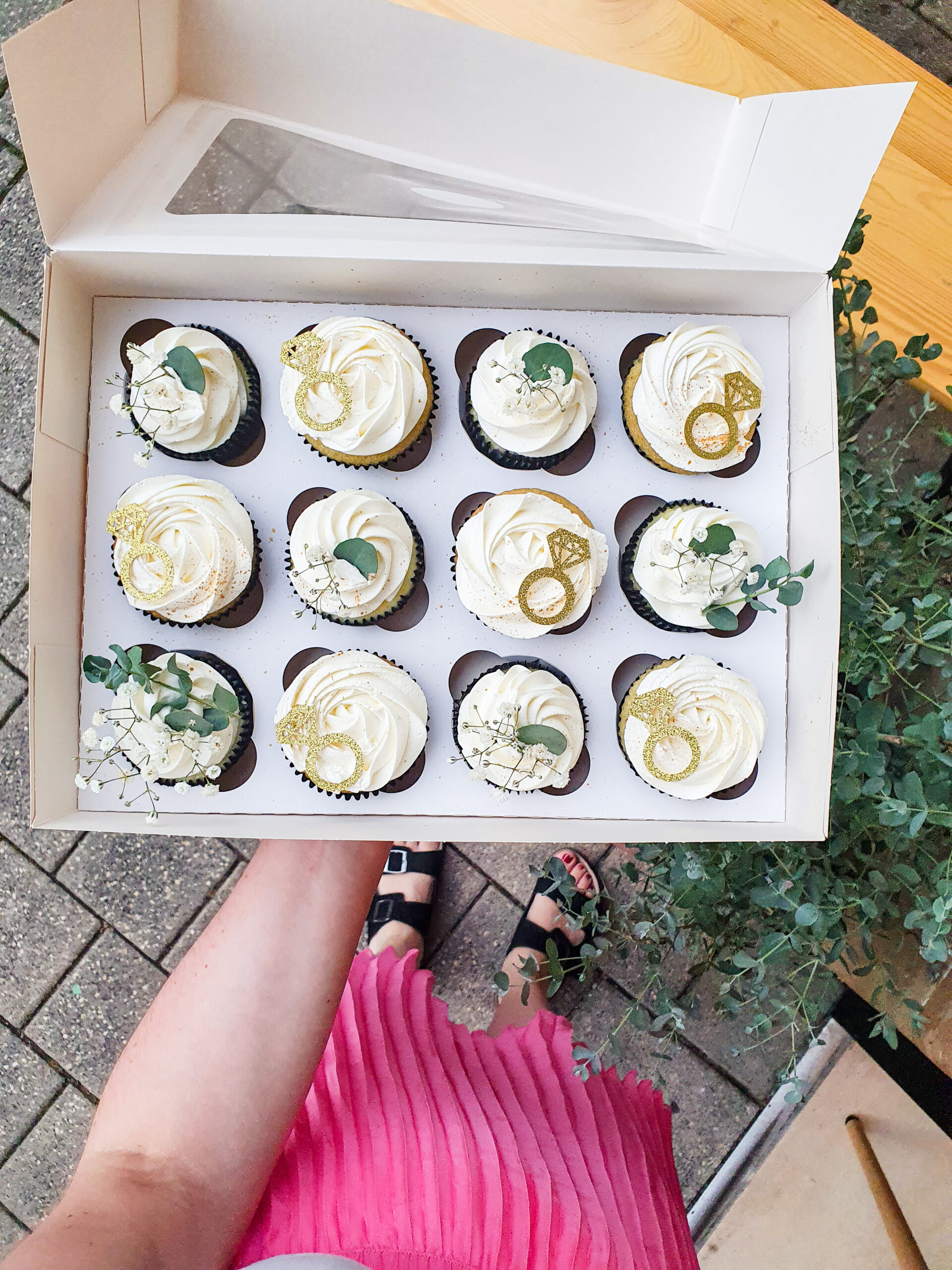 12 Cupcake-Topper Boxen-Motiv – Glänzend Schwarz/rot, Für Geburtstagspartys